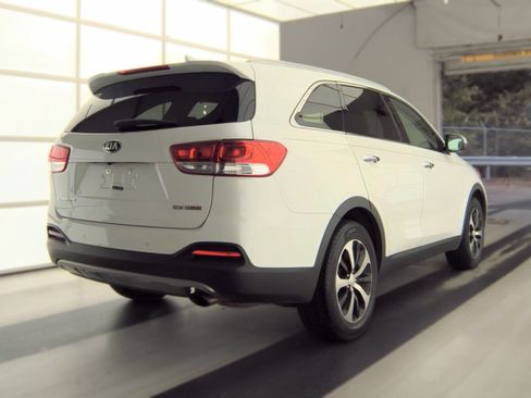 Used 2017 Kia Sorento EX FWD image 2