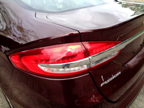 Used 2018 Ford Fusion SE w/ Fusion SE Technology Package image 12