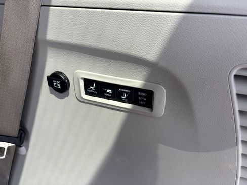 Used 2018 Chrysler Pacifica Limited w/ Advanced Safetytec Group FWD image 39