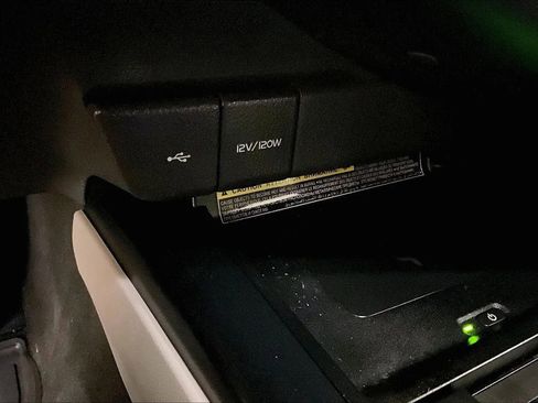 Used 2020 Toyota Camry XLE w/ Sunroof Package image 32