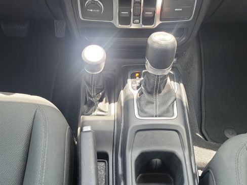 Used 2020 Jeep Wrangler Unlimited Sahara AWD/4WD image 15