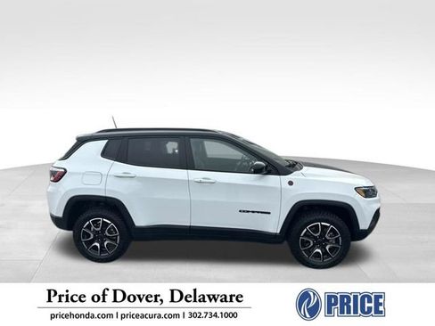 Used 2025 Jeep Compass Trailhawk AWD/4WD image 1