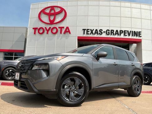 Used 2026 Nissan Rogue SV FWD image 2