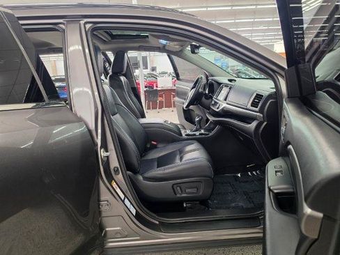 Used 2017 Toyota Highlander SE AWD/4WD image 35