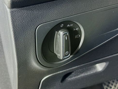 Used 2022 Volkswagen Tiguan SE image 22