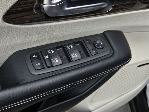 Used 2022 Chrysler Pacifica Limited w/ Uconnect Theater Family Group image 11