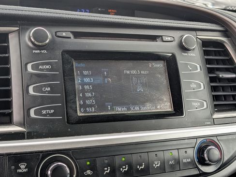 Used 2019 Toyota Highlander LE FWD image 7