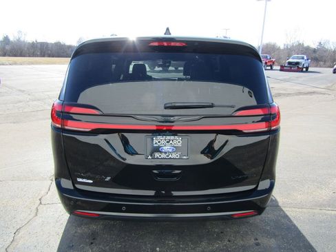 Used 2025 Chrysler Pacifica Limited FWD image 5