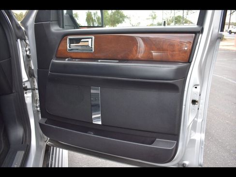 Used 2017 Lincoln Navigator Select image 35