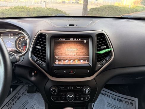 Used 2018 Jeep Cherokee Limited image 18