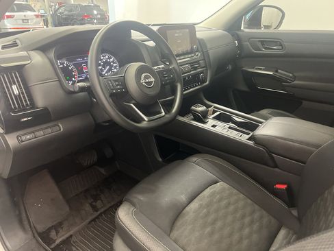 Used 2024 Nissan Pathfinder S image 11