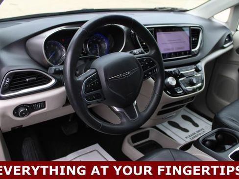 Used 2022 Chrysler Pacifica Touring-L FWD image 2