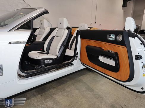 Used 2017 Rolls-Royce Dawn RWD image 18