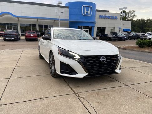 Used 2023 Nissan Altima 2.0 SR FWD image 9
