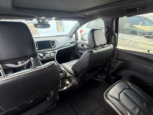 Used 2025 Chrysler Pacifica Limited FWD image 10