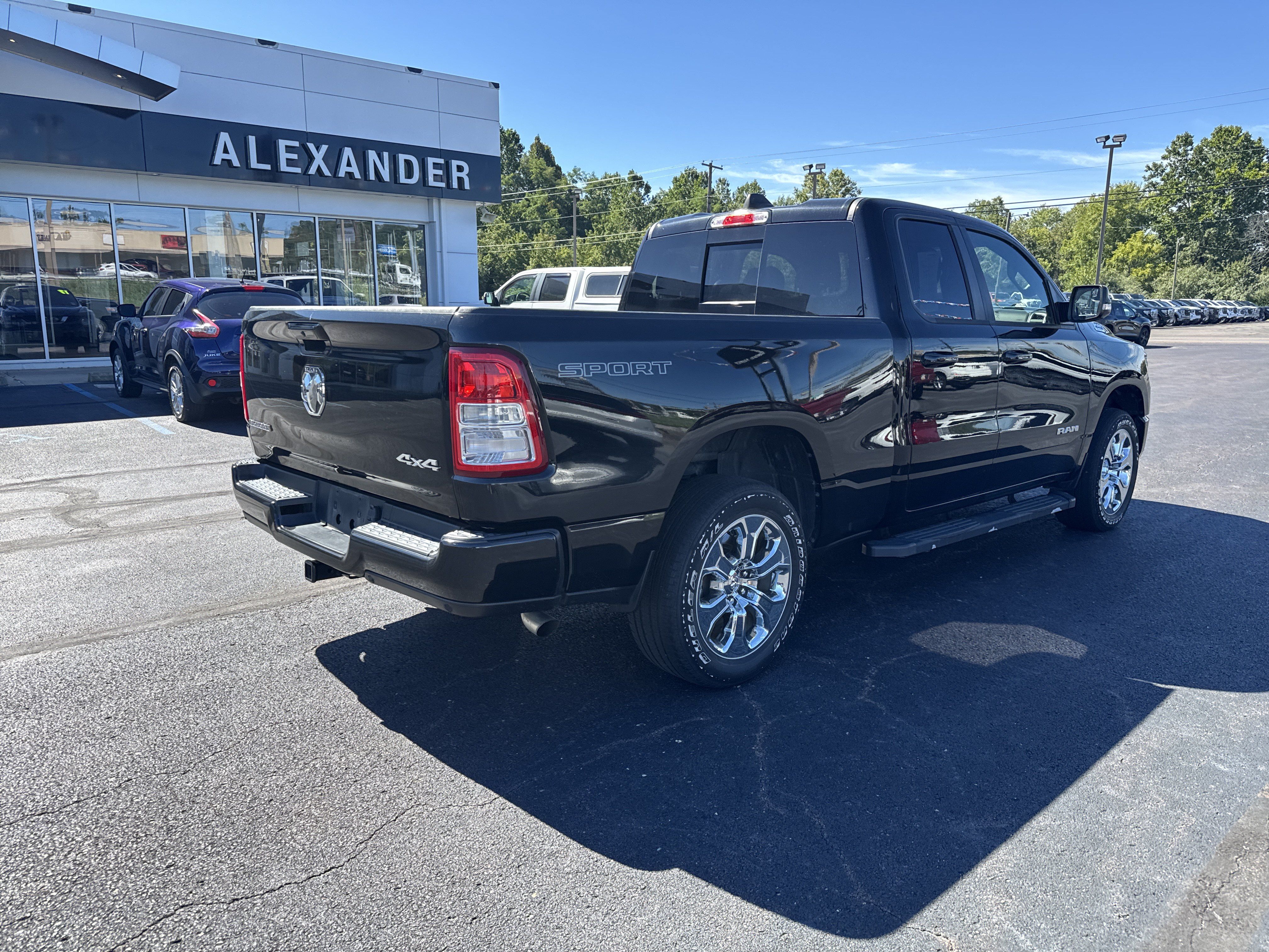 Used 2022 RAM 1500 Big Horn AWD/4WD image 3