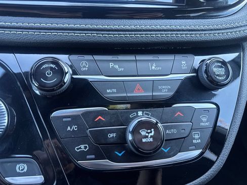Used 2024 Chrysler Pacifica Touring FWD image 19