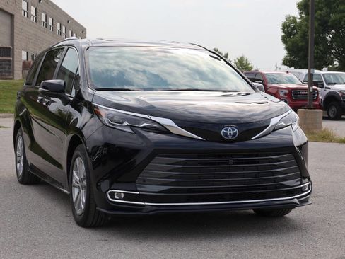 Used 2021 Toyota Sienna Platinum image 4