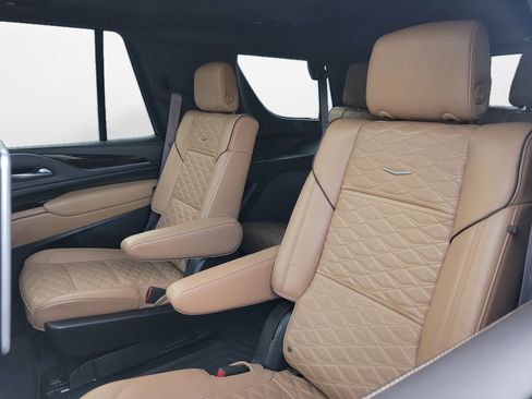 Used 2022 Cadillac Escalade Premium Luxury image 12