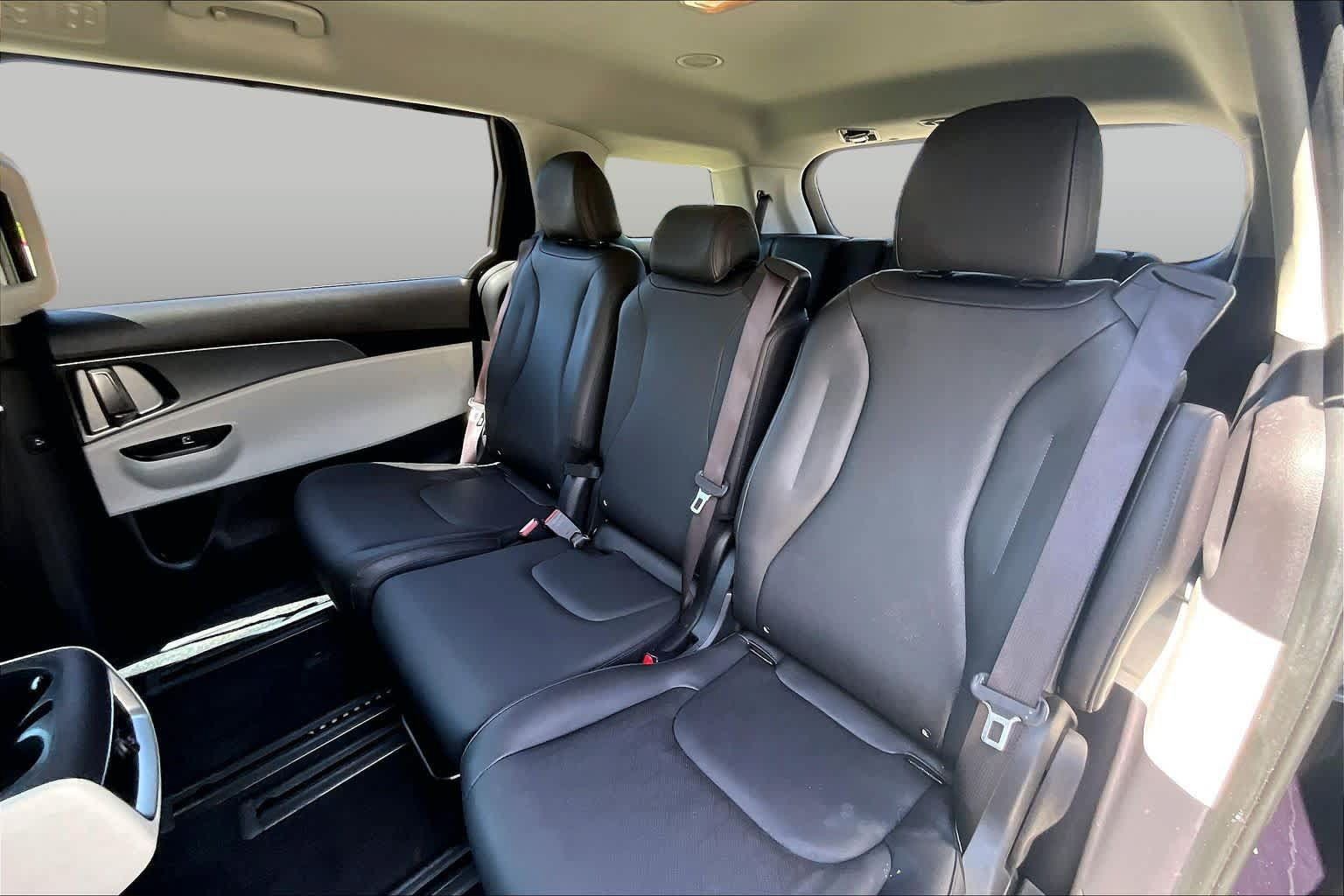 Used 2024 Kia Carnival LX FWD image 17