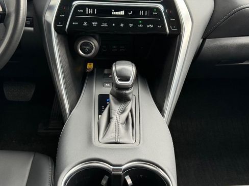 Used 2023 Toyota Venza XLE AWD/4WD image 13