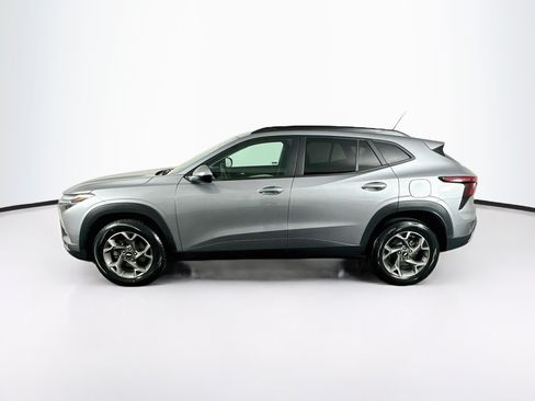 Used 2025 Chevrolet Trax LT FWD image 4