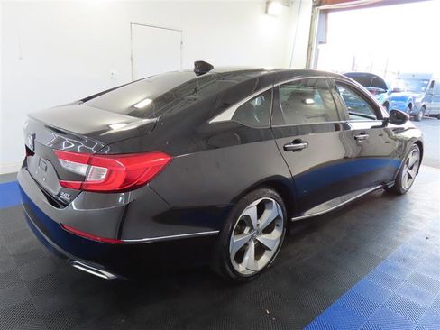 Used 2018 Honda Accord Touring image 7