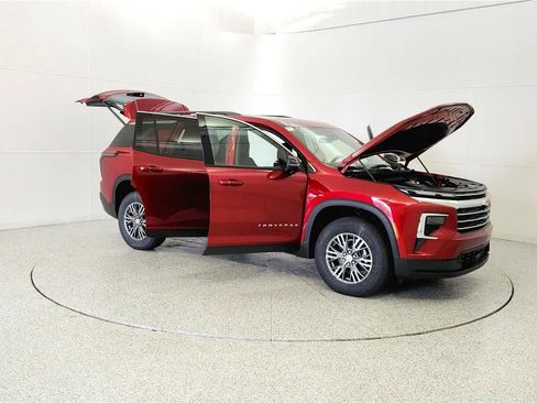 New 2026 Chevrolet Traverse LT w/ Driver Confidence Package AWD/4WD image 9