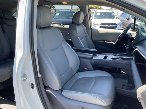 Used 2021 Toyota Sienna XLE FWD image 19