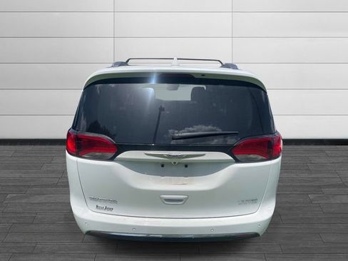 Used 2020 Chrysler Pacifica Limited w/ Tire & Wheel Group FWD image 6