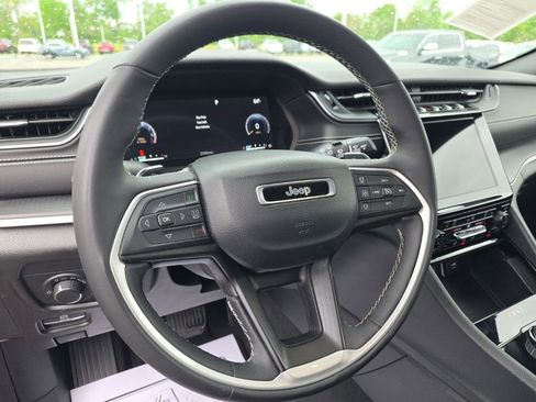 Used 2023 Jeep Grand Cherokee Altitude AWD/4WD image 9