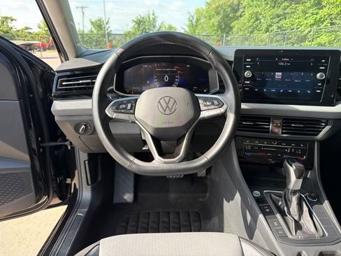 Used 2025 Volkswagen Jetta SE FWD image 16