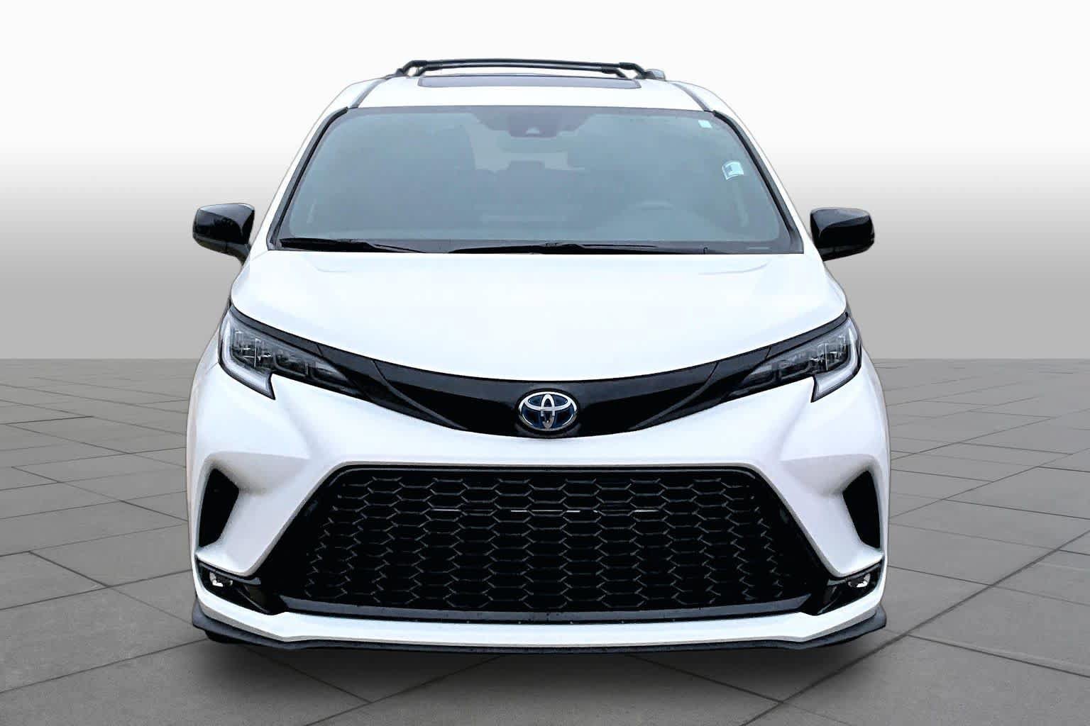 Used 2025 Toyota Sienna XSE FWD image 4