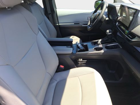 Used 2025 Toyota Sienna XLE FWD image 10