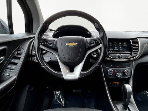 Used 2019 Chevrolet Trax LT w/ Sun & Sound Package FWD image 8