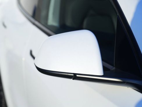 Used 2021 Tesla Model Y Long Range image 9