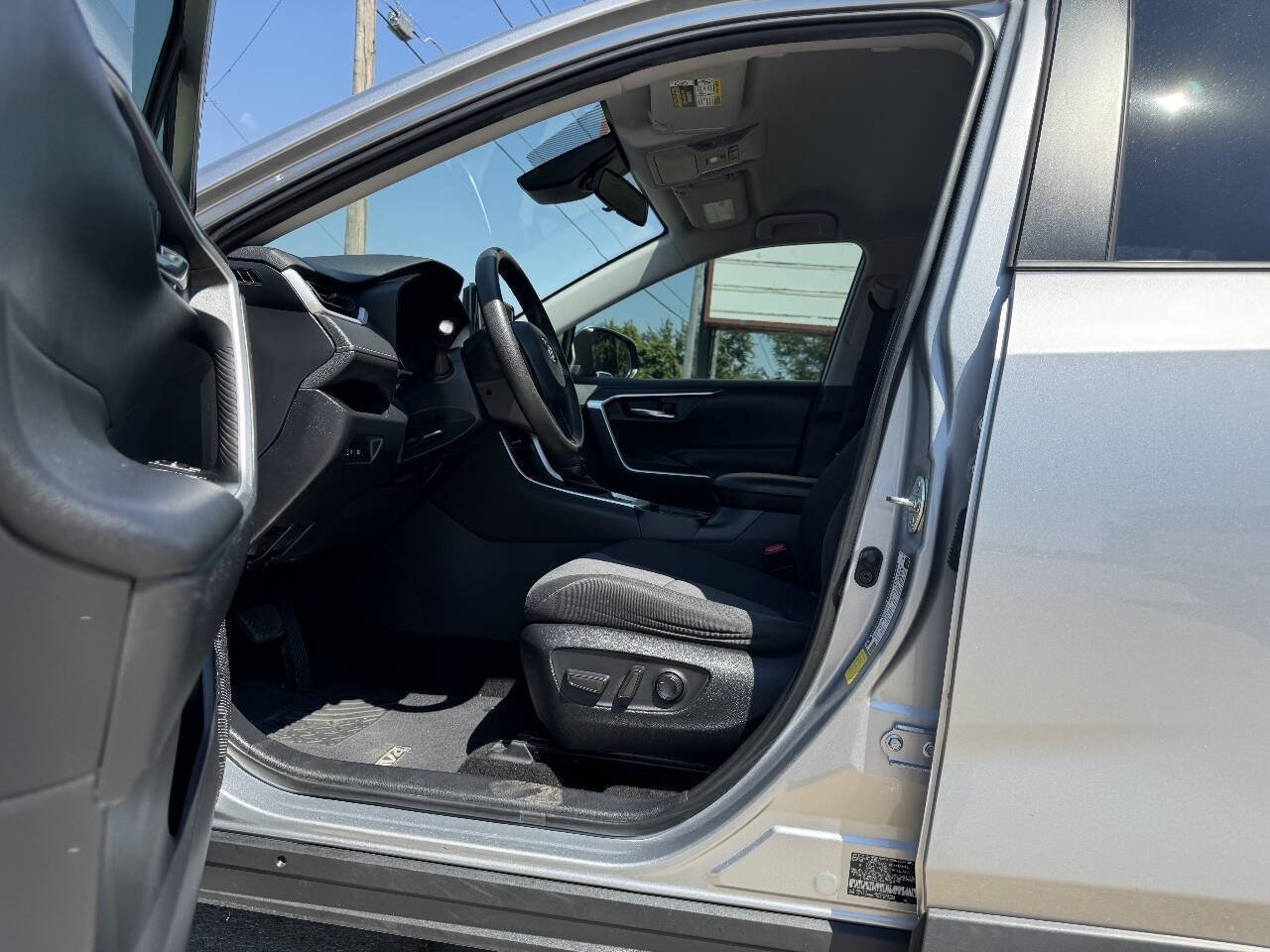 Used 2020 Toyota RAV4 XLE FWD image 11