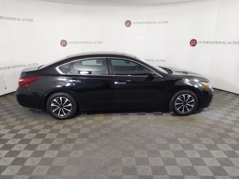 Used 2017 Nissan Altima 2.5 SR w/ Midnight Edition Package FWD image 4