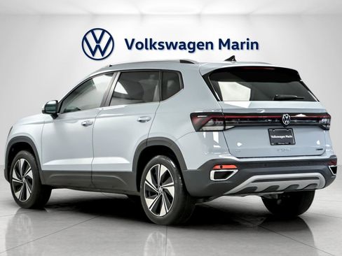 New 2026 Volkswagen Taos SE image 3