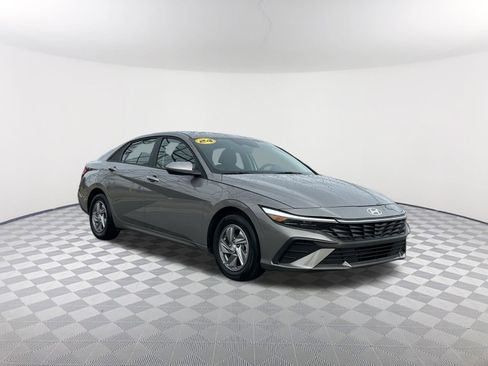 Used 2024 Hyundai Elantra SE image 4