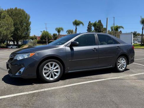 Used 2014 Toyota Camry XLE w/ Moonroof Package FWD image 2