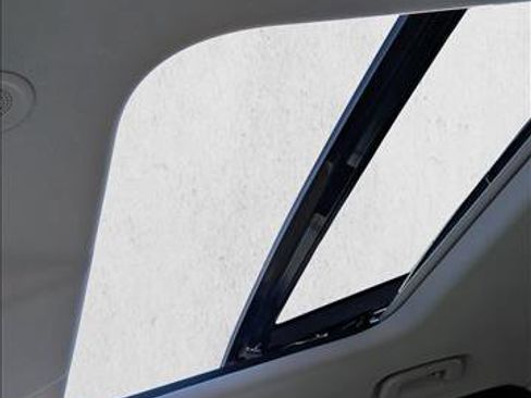 Used 2024 Land Rover Discovery S image 14