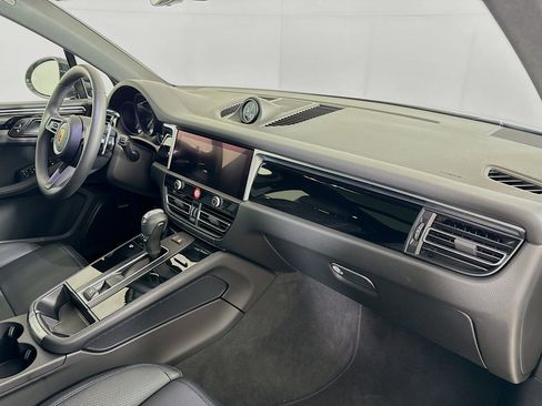 Certified 2025 Porsche Macan AWD/4WD image 29