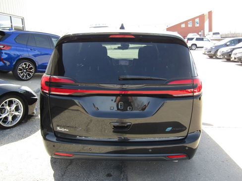 Used 2024 Chrysler Pacifica Select image 4
