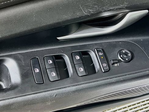 Used 2024 Hyundai Elantra Limited FWD image 16