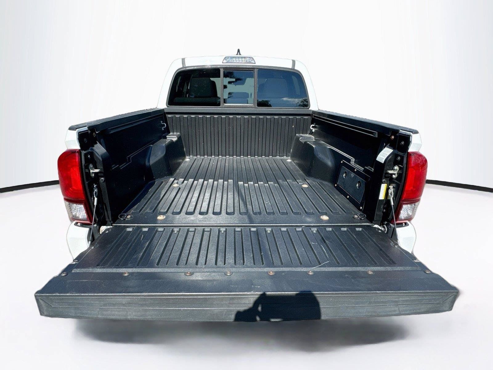 Used 2020 Toyota Tacoma SR w/ SR Convenience Package RWD image 25