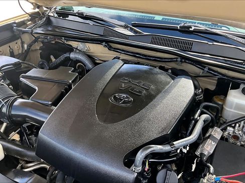 Used 2017 Toyota Tacoma TRD Off-Road w/ Tow Package (A/T) AWD/4WD image 31