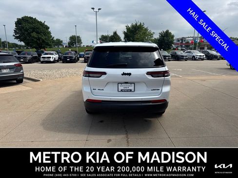 Used 2022 Jeep Grand Cherokee L Limited w/ Black Appearance Package AWD/4WD image 4