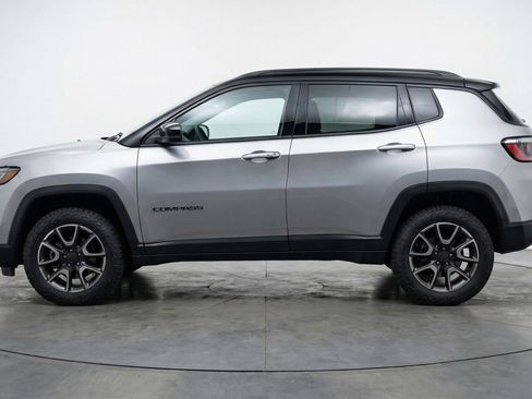 Used 2025 Jeep Compass Trailhawk AWD/4WD image 4