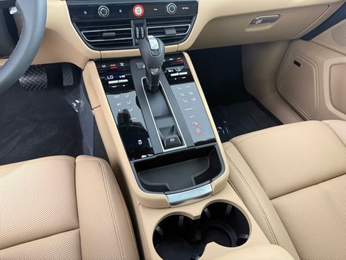 Certified 2025 Porsche Macan image 28